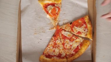 Çift, el sanatları kutusundan lezzetli pizza dilimleri alıyor.