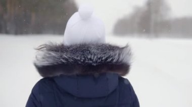 Mutlu kadın parkta çalıştıran. Takip et beni