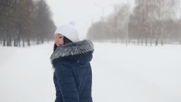 Vrolijke vrouw die door het park loopt. Volg me — Stockvideo