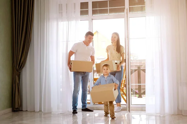 Oğlu olan mutlu bir aile yeni eve taşınıyor.