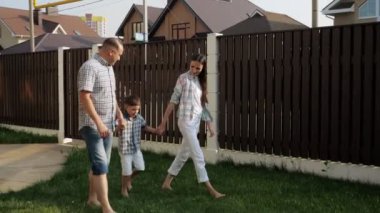 baba ve güzel anne mutlu küçük çocuk elleri tutun