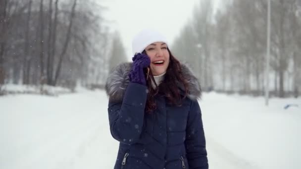 신선한 공기에 도보. 공원에서 전화 통화 하는 젊은 여자 — 비디오