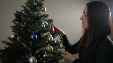 gevşek saçlı kadın yapay noel ağacı süsler