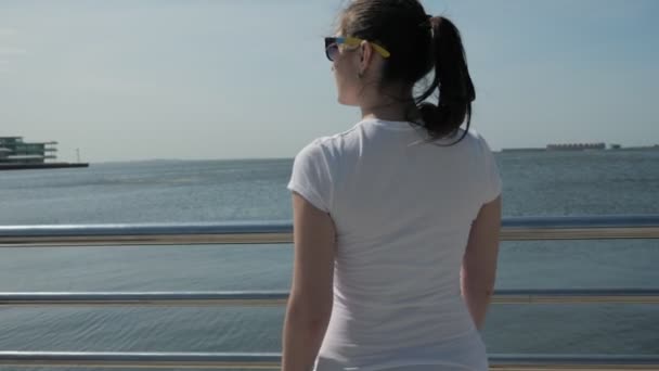 Mujer disfruta de paisaje marino sin límites de pie en el paseo marítimo — Vídeos de Stock
