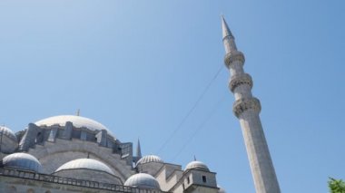 Sıcak, güneşli bir günde mavi kubbeli büyük Müslüman tapınağı.