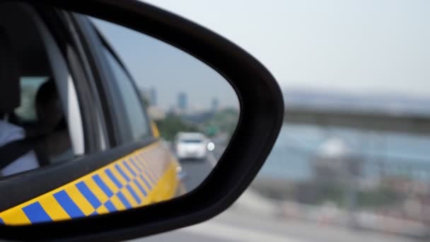 Tráfico de coches a lo largo de la vista de carretera en el lado izquierdo espejo de auto — Vídeos de Stock