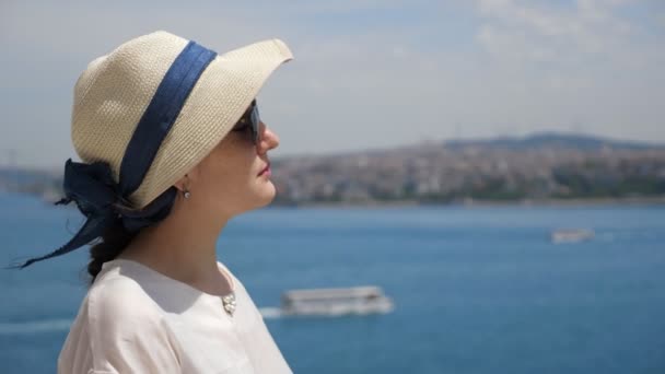 Mujer se levanta media cara disfrutando de vacaciones contra el paisaje marino — Vídeo de stock