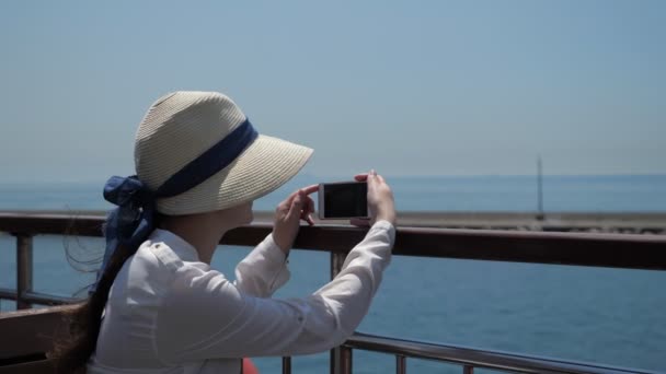 Signora fa video di bel paesaggio marino vela passato molo — Video Stock