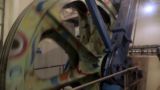 Mechanism blades drive cableway transporting passengers — Stock Video