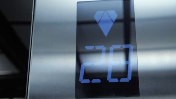 Digitale Anzeige der Fußbodennummerierung im Aufzug — Stockvideo