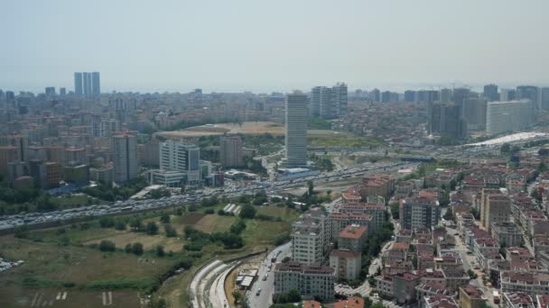 Vue panoramique sur la ville avec des gratte-ciel et la circulation — Video