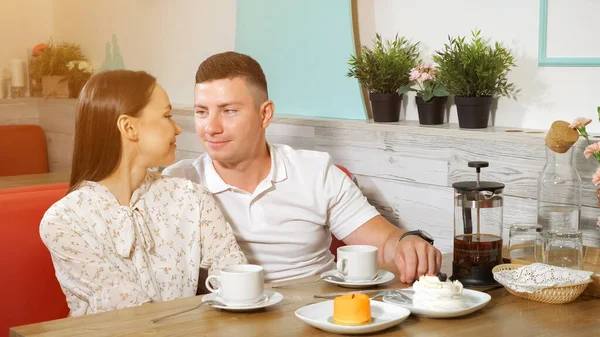 Schönes Paar trinkt Tee bei Date in Konditorei — Stockfoto