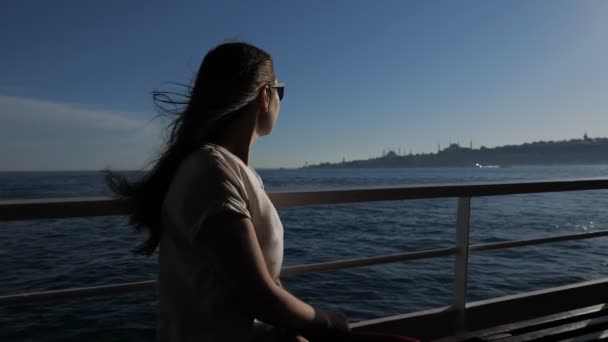 Mujer con el pelo ondulado viaja en barco disfrutando del paisaje marino — Vídeo de stock