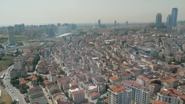 Edificios contra rascacielos en el centro de la ciudad panorama superior — Vídeo de stock