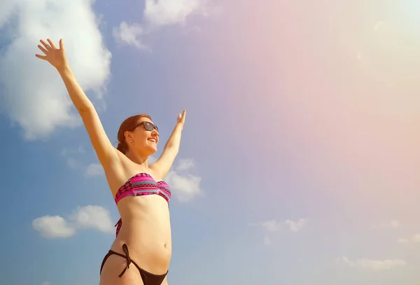 Chica feliz en bikini se levanta los brazos — Foto de Stock