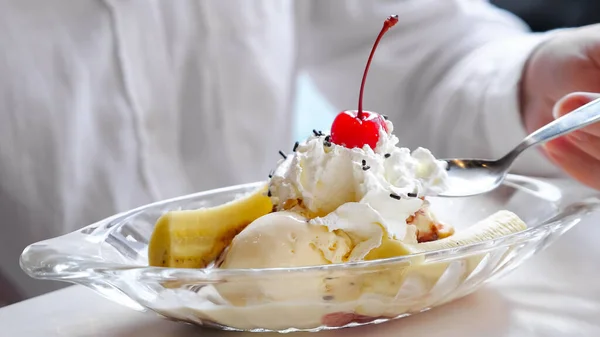 Helado con crema batida, plátano y cereza —  Fotos de Stock