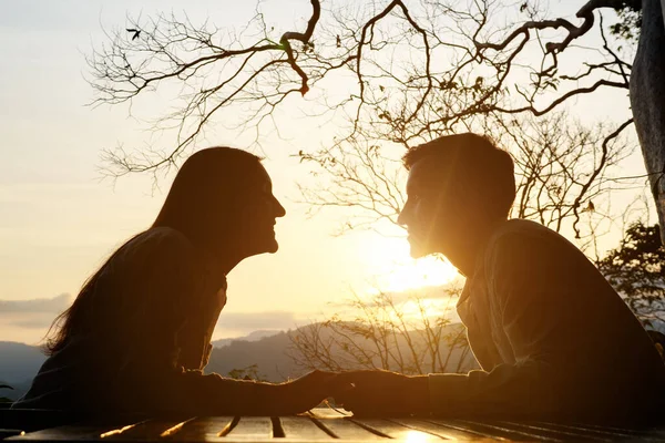 Jovem casal no café com belo pôr do sol — Fotografia de Stock
