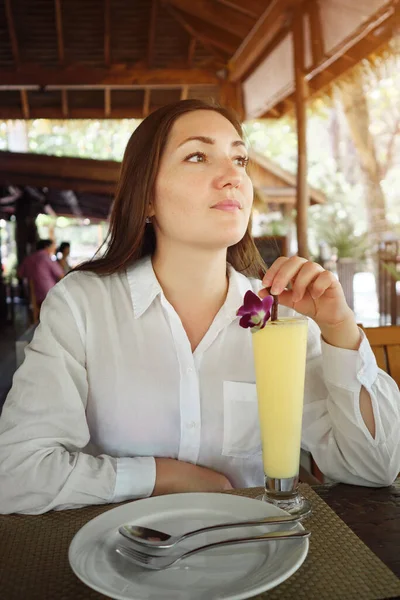 年轻女人在咖啡店里喝果子酒 — 图库照片