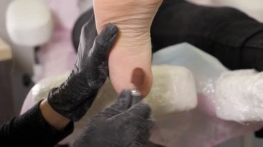 Kulübede bacaklar parlatılıyor. Master donanım pedikürü yapıyor