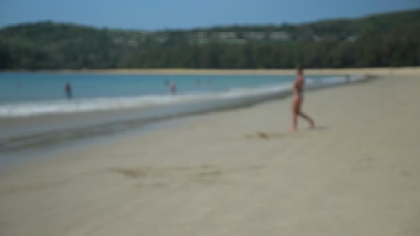 Mans mãos passar coco para as mulheres mãos na praia — Vídeo de Stock