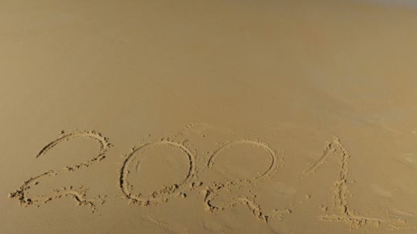 Fala morska usuwa napis z cyfr zapisanych na piasku. Rok 2021 — Wideo stockowe