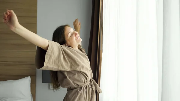 Morena chica pasa tiempo en cómodo hotel por la mañana — Foto de Stock