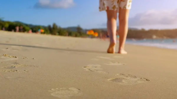 Mujer descalza camina en la playa del océano arena mojada dejando huellas —  Fotos de Stock