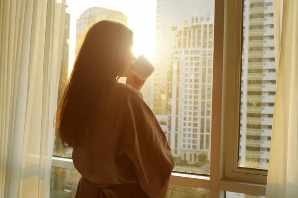 Silhouette de dame buvant délicieux café près de la fenêtre — Photo
