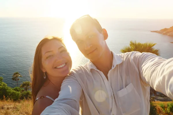 Casal faz selfie e senhora no verão vestido abraços homem — Fotografia de Stock