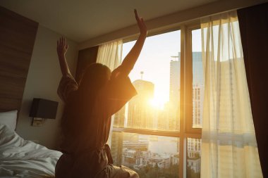 Kolay yaşam tarzı kadın hafta sonu sabahı uyanır.