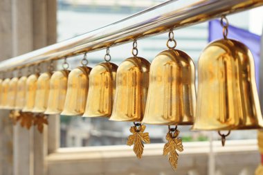 Bangkok 'ta güzel altın geleneksel Budist çanları