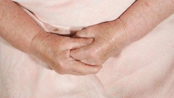 Gros plan des mains d'une femme âgée avec des taches de vieillesse — Video