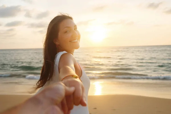 Sonriente mujer corre sosteniendo novio mano a lo largo de océano costa — Foto de Stock