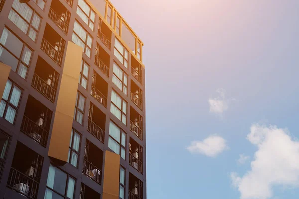 Тучи в голубом небе между современными зданиями — стоковое фото