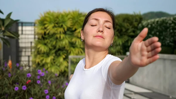 Yoga all'aria aperta. Primo piano di una donna in posa da guerriero — Foto Stock