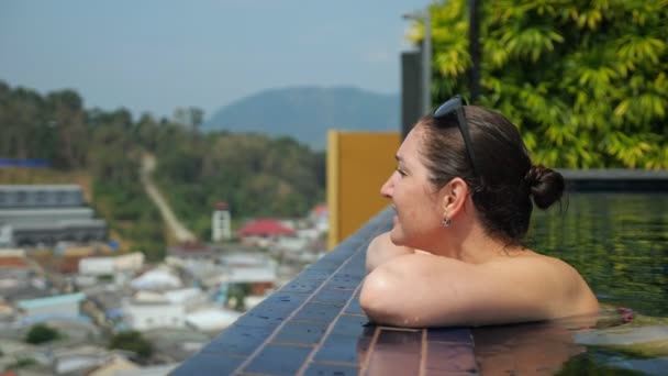 Chica mira pintoresco paisaje montañoso con árboles verdes — Vídeo de stock