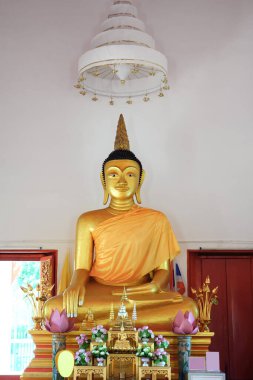 Güzel altın Buda heykeli Tayland tapınağında