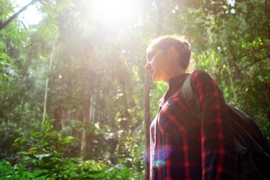 Bereketli tropikal yağmur ormanları ve sırt çantalı bayan