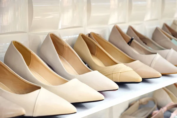 Zapatos de tacón ligero en un estante — Foto de Stock