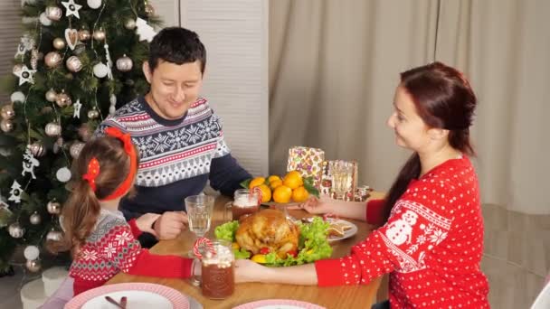 La familia se une a las manos y felicita para Nuevo Año en la cena — Vídeo de stock