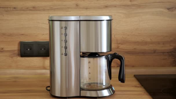 Druppelkoffiezetapparaat. Vers gezette koffie wordt in een glazen pot gegoten — Stockvideo