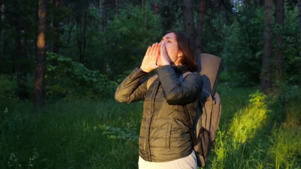 Donna piangendo con uno zaino si è persa nella foresta. Grida disperate di aiuto — Video Stock