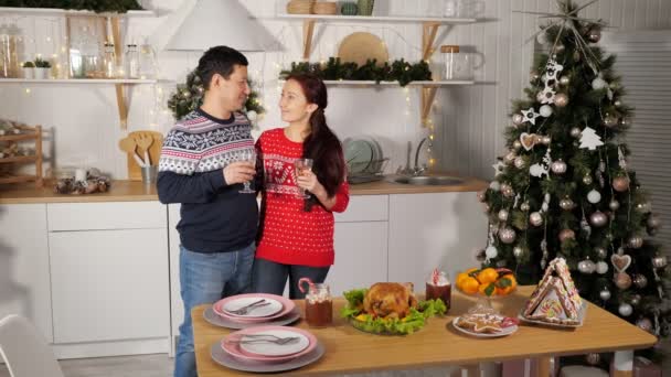 Vrolijk familie paar drinkt champagne knuffels tonen liefde — Stockvideo