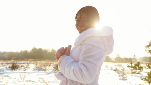 雪原の白い毛皮のコートに身を包んだアフリカ系アメリカ人女性 — ストック写真