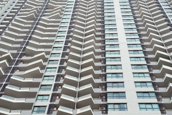 Edifício alto e luminoso com varandas e grandes janelas — Fotografia de Stock