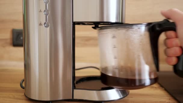 Mann nimmt einen Wasserkocher Kaffee und stellt ihn zurück — Stockvideo