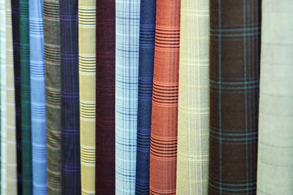 Amostras verticalmente penduradas de tecido multicolorido — Fotografia de Stock