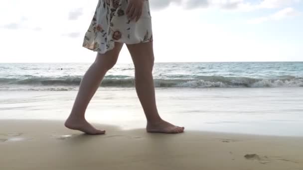 Descalza dama en verano vestido camina a lo largo de vacío mar playa — Vídeos de Stock