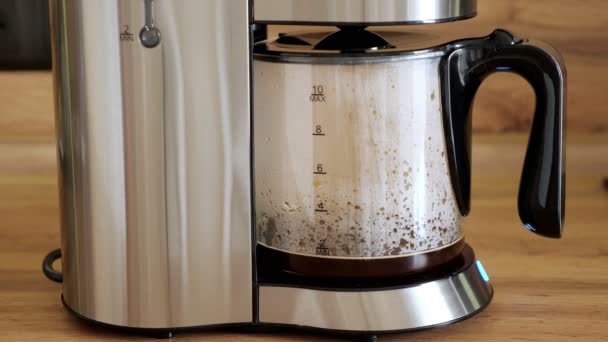 드립 커피 메이커의 근접 사진입니다. 갓 끓인 뜨거운 커피를 유리병에 붓는다 — 비디오