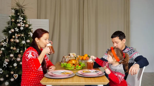一家人坐在喜庆的晚餐上喝着饮料 — 图库照片